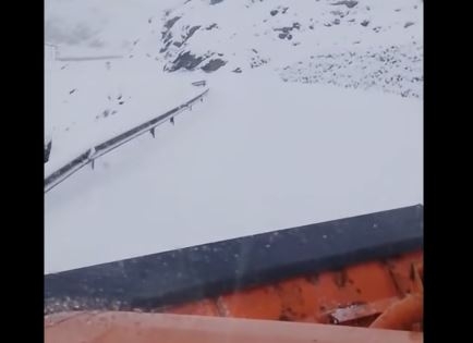 Zăpadă masivă pe Transfăgărășan: Autoritățile au avertizat șoferii, se iau măsuri pentru închiderea drumului