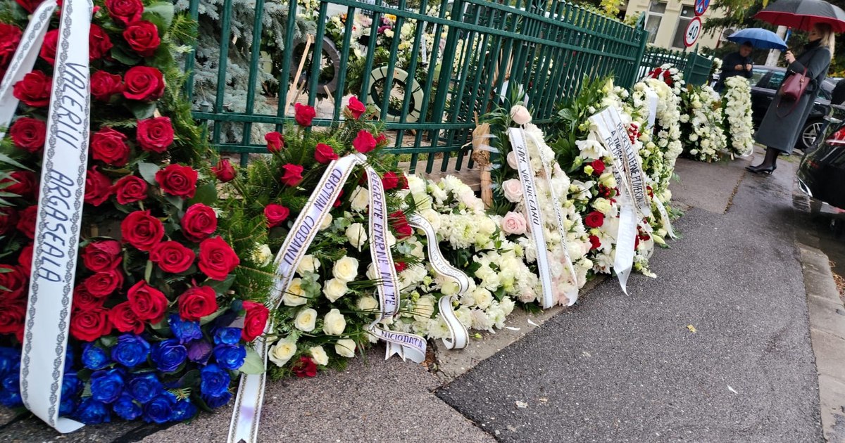 Ultimul omagiu adus lui Viorel Păunescu. Sute de oameni și nume celebre la înmormântare