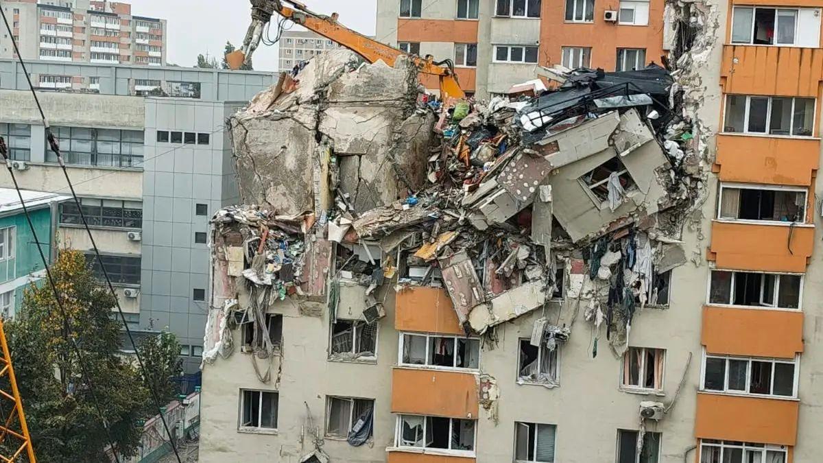 Prăbușire în Rahova: O parte din blocul aflat în proces de demolare s-a prăbușit marți
