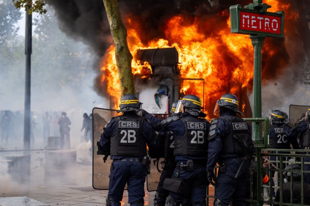 Guvernul francez a negociat în secret blocarea rețelelor sociale și a internetului în timpul revoltelor