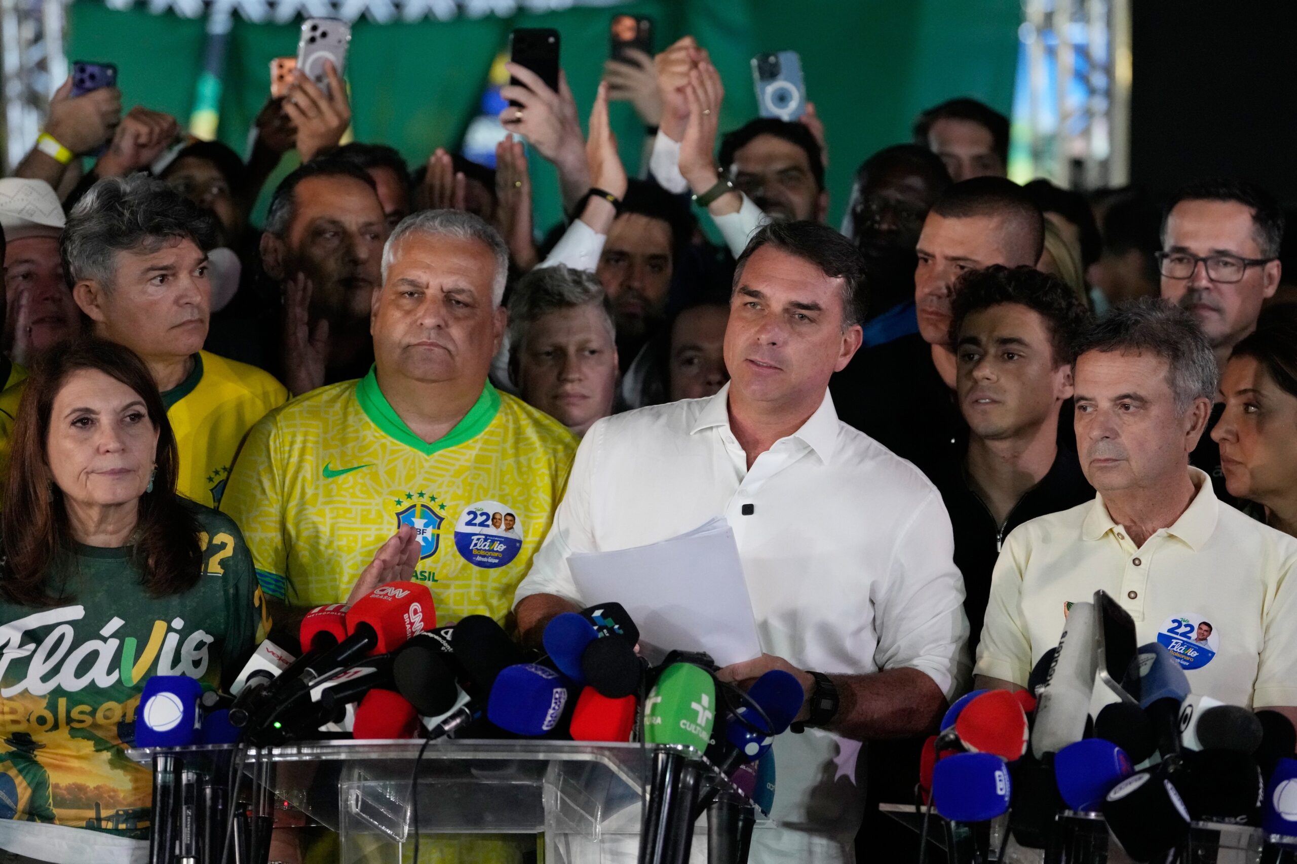 Senatorul Flávio Bolsonaro ar fi părăsit Brazilia spre SUA după înfrângerea la alegeri