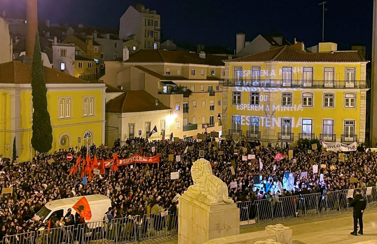 Mii de persoane au protestat la Lisabona împotriva crizei locuințelor și a intervențiilor poliției