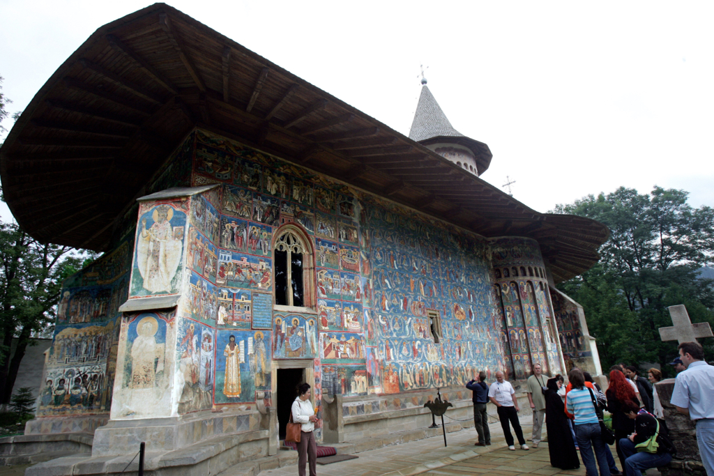 Un preot român din Italia a organizat o excursie culturală în România pentru credincioșii săi