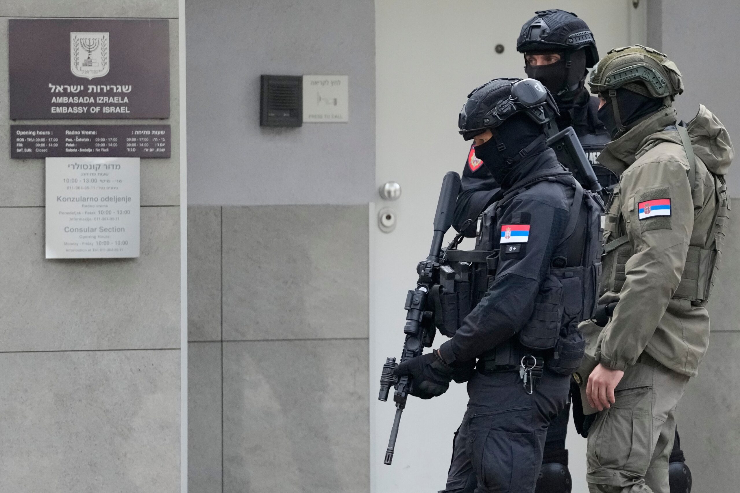 Atentat terorist în fața Ambasadei Israelului de la Belgrad: un minor a atacat un jandarm cu cuțite