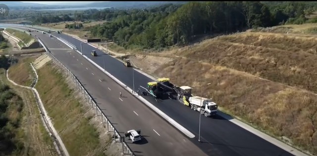 Lucrările de asfaltare pe secțiunea 3 a Autostrăzii Sibiu – Pitești au început pe un tronson experimental