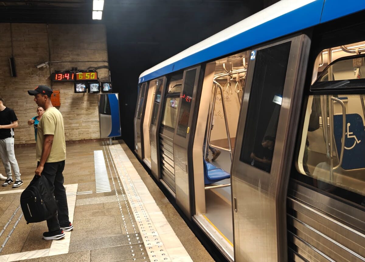 Angajații Metrorex amenință cu greva dacă nu primesc o majorare de 450 de lei net