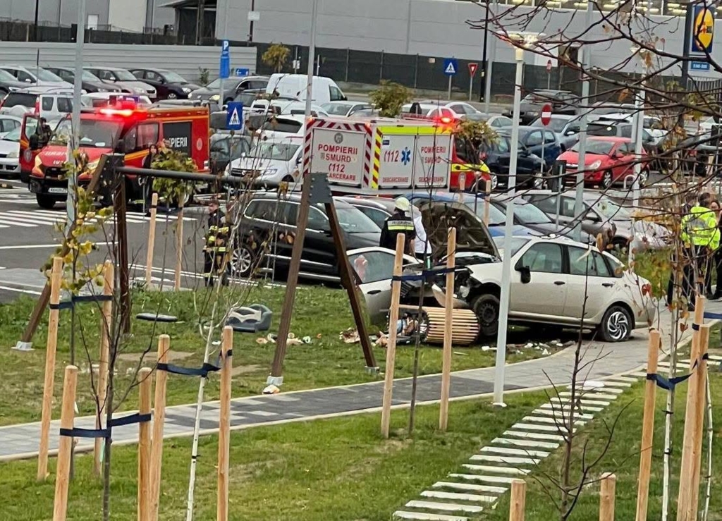 Accident în Bistrița: O femeie de 67 de ani a intrat cu mașina într-un loc de joacă pentru copii