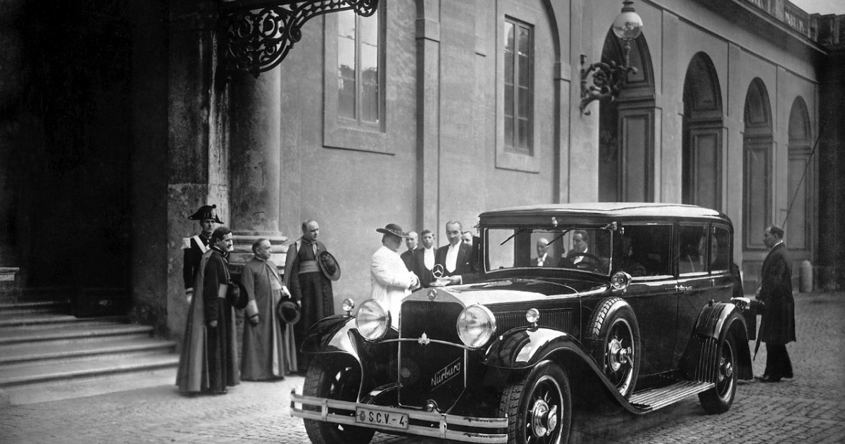 Vaticanul expune o colecție istorică de papamobile, de la modelele de lux din 1930 până la variantele electrice