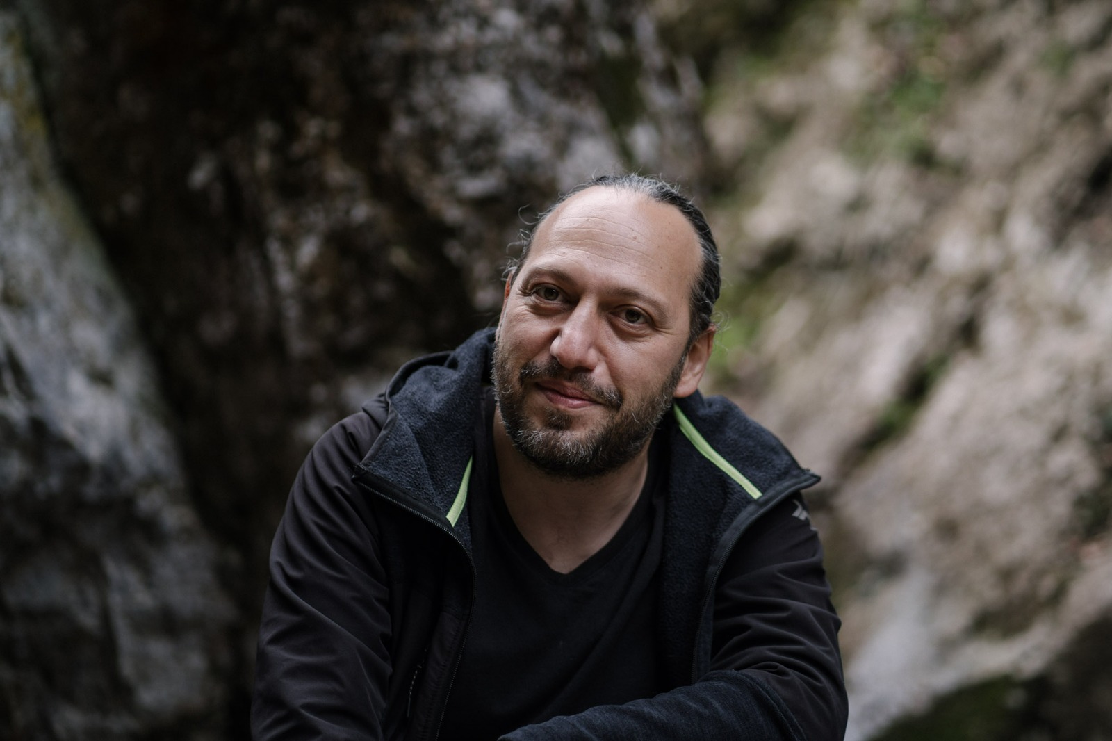 Povestea oamenilor de la marginea lumii: Matei Florian prezintă realitatea satelor de munte prin teatru