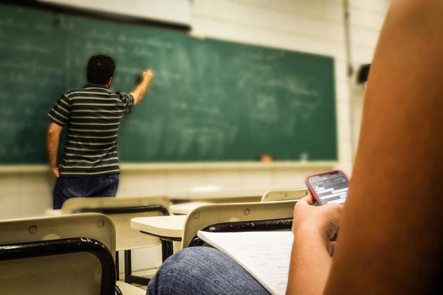 Peste 52.000 de profesori nu au primit prima de carieră didactică; termenul de plată este prelungit