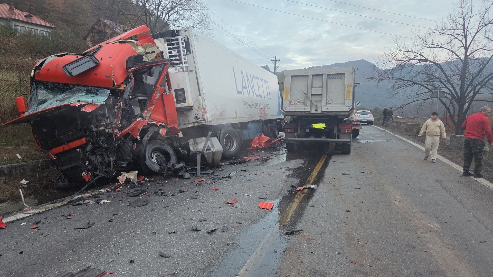 Trafic blocat pe Valea Oltului după un accident cu două autocamioane și un autoturism în Brezoi