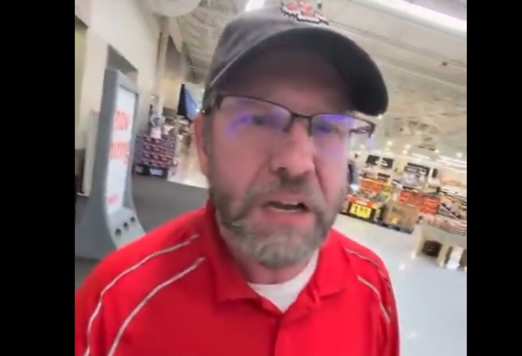 Un influencer a fost sancționat de public după ce a hărțuit un angajat într-un supermarket din Michigan