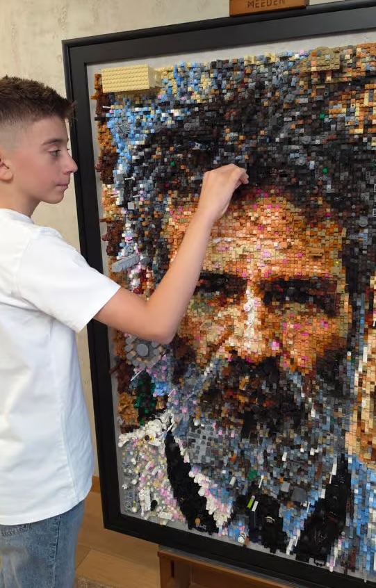 Un artist de 11 ani a recreat portretul lui Constantin Brâncuși folosind peste 18.000 de piese LEGO