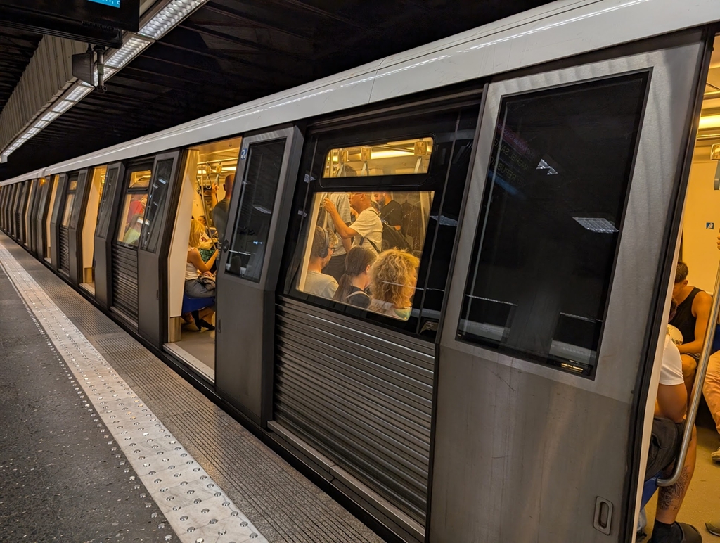 Tensiuni la Metrorex: Ministrul Transporturilor a discutat cu sindicatele în pragul unei posibile greve