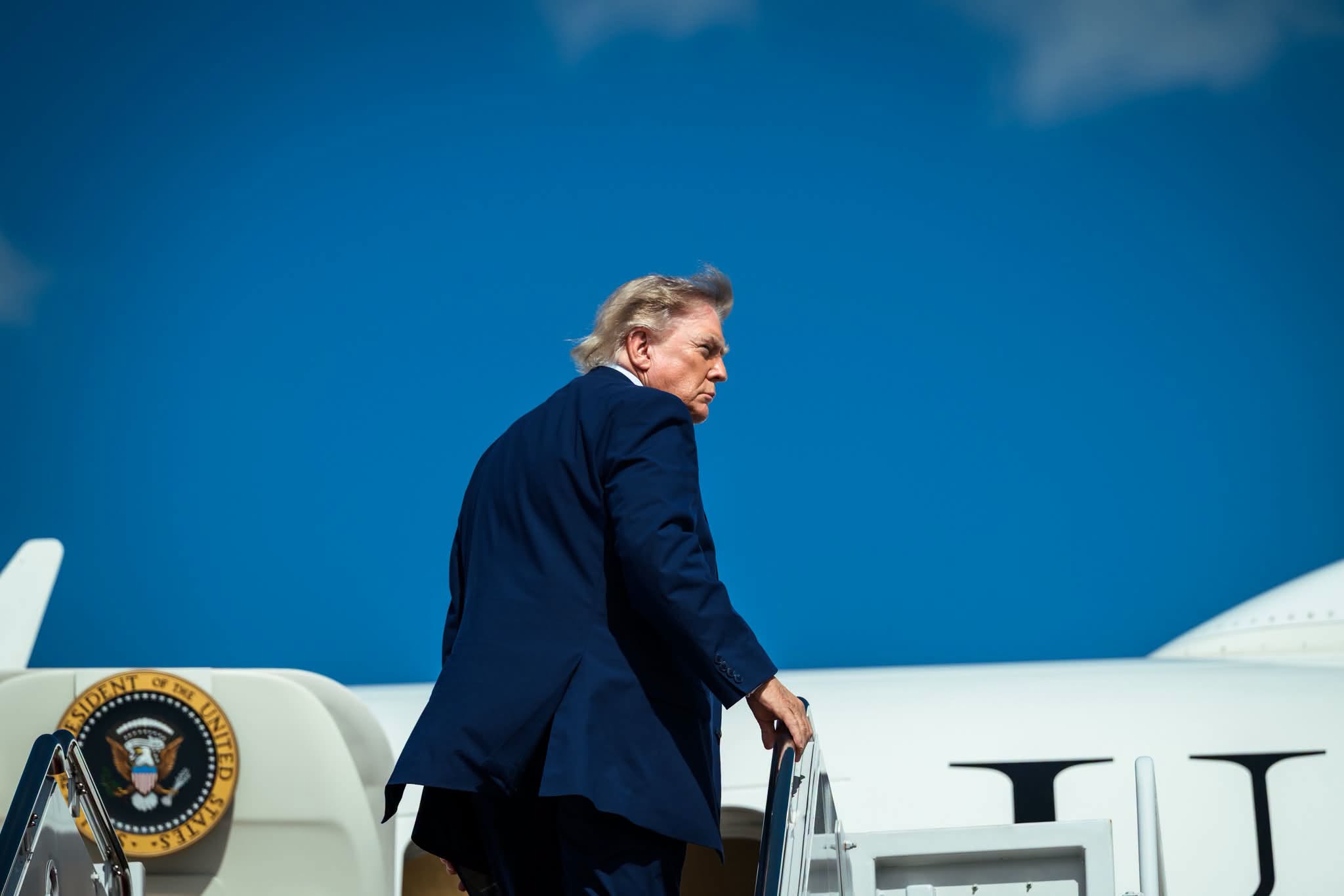 Democrații îi solicită lui Donald Trump păstrarea conversațiilor cu chatbotul Grok despre Venezuela