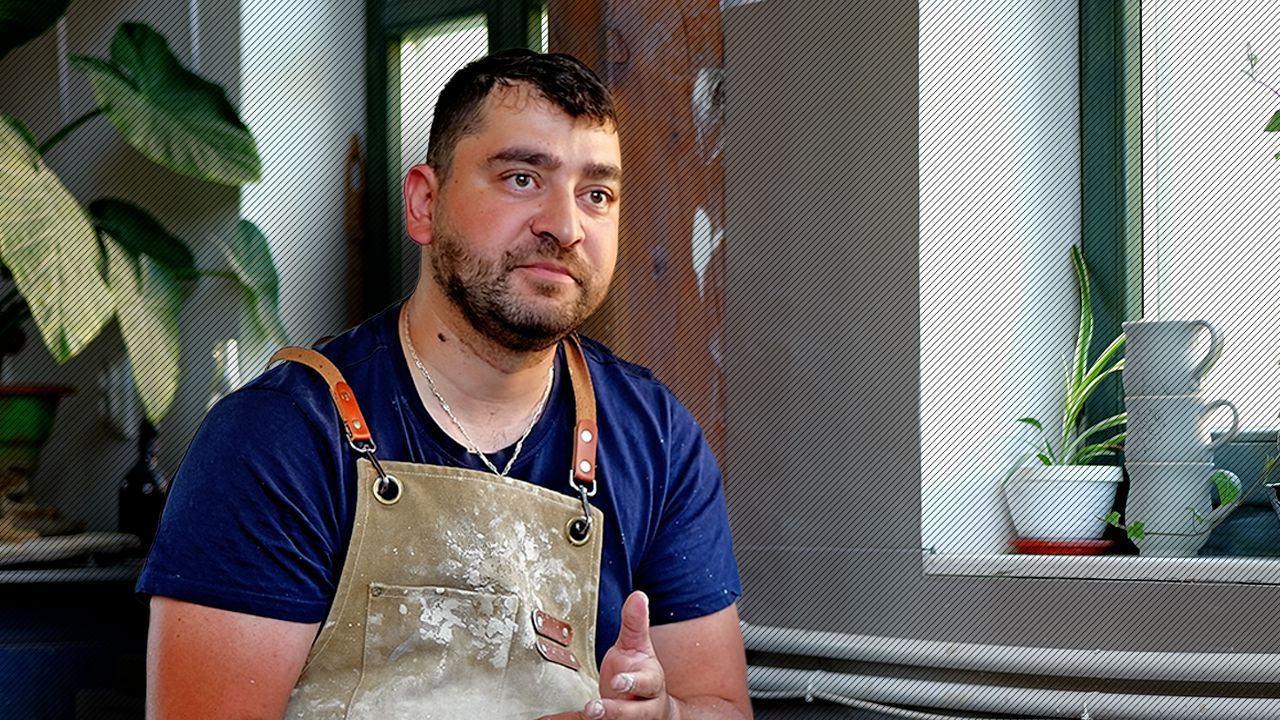 Marinel Györfi reintroduce ceramica albastră de Saschiz în tradiția Transilvaniei