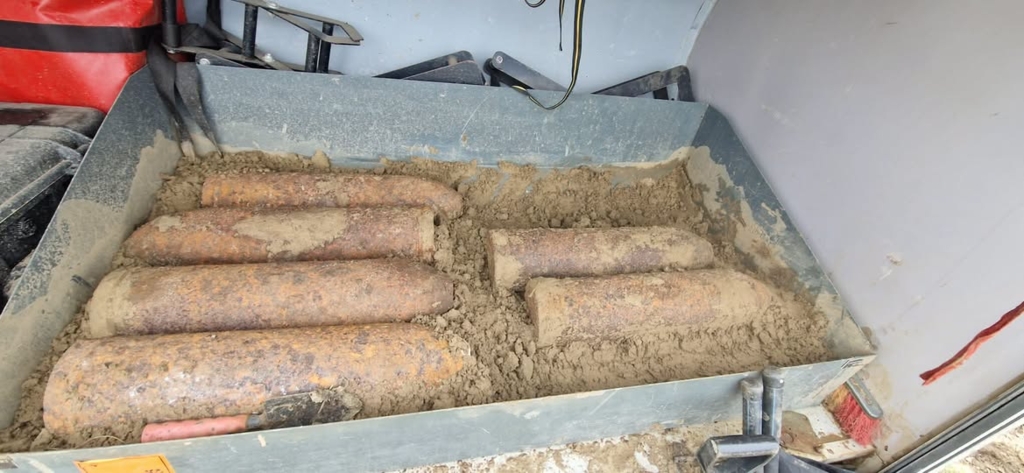 Șase proiectile de calibru 150 mm au fost descoperite pe șantierul autostrăzii A8 în Iași