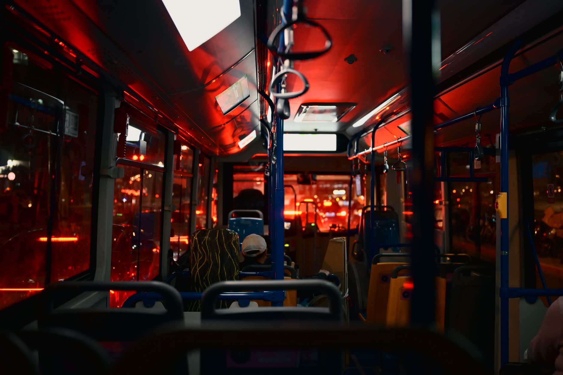 Un nou-născut a venit pe lume într-un autobuz din Italia, cu ajutorul șoferiței și al pasagerilor