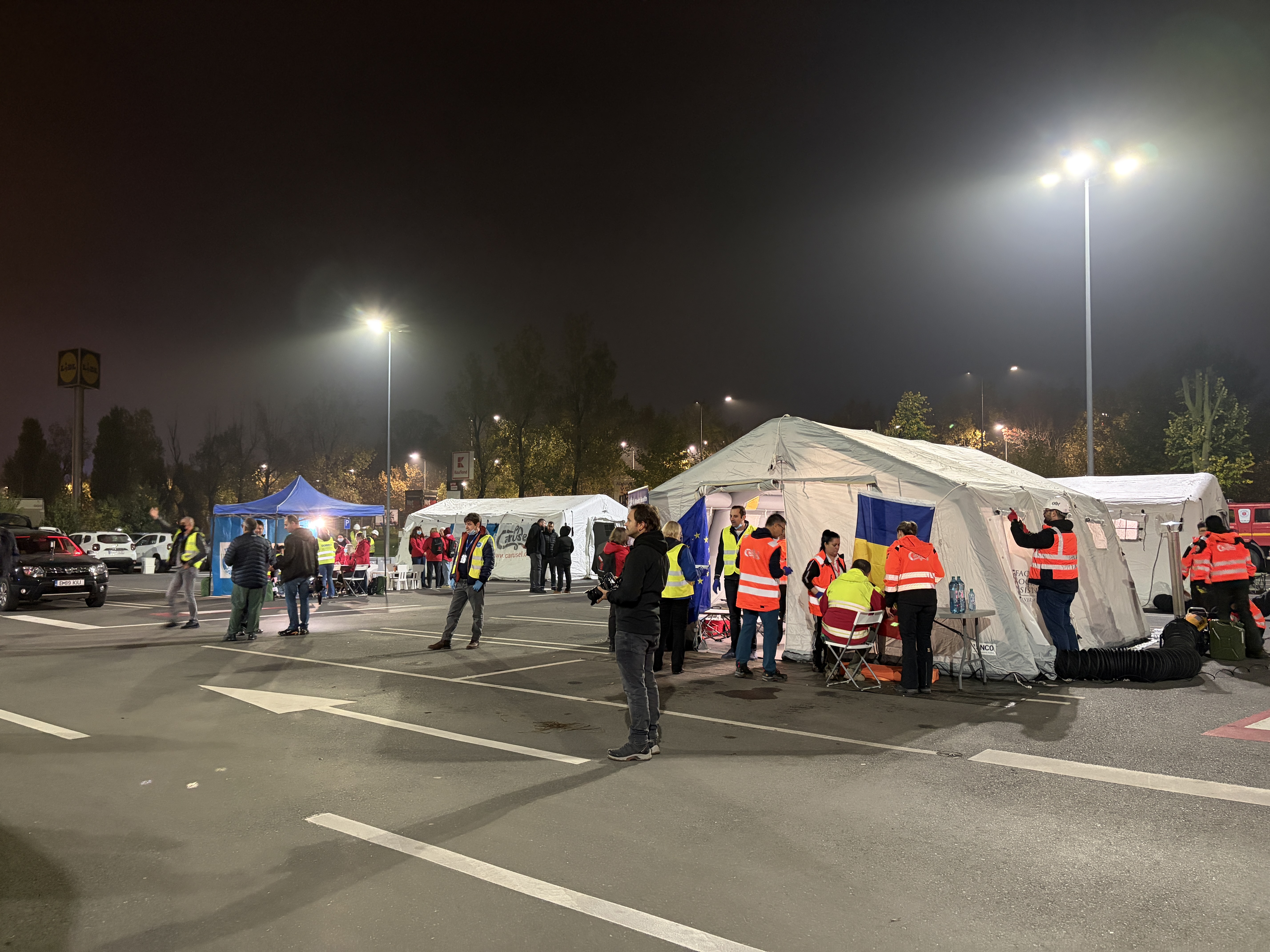 Exercițiu de noapte în București: simularea impactului unui avion asupra unui bloc rezidențial