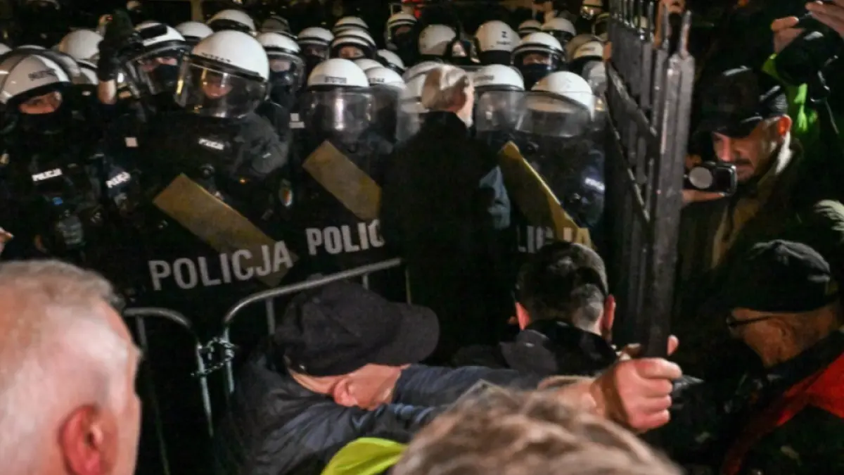 Conflict politic intens în Polonia: Poliția a fost mobilizată în fața Curții Constituționale