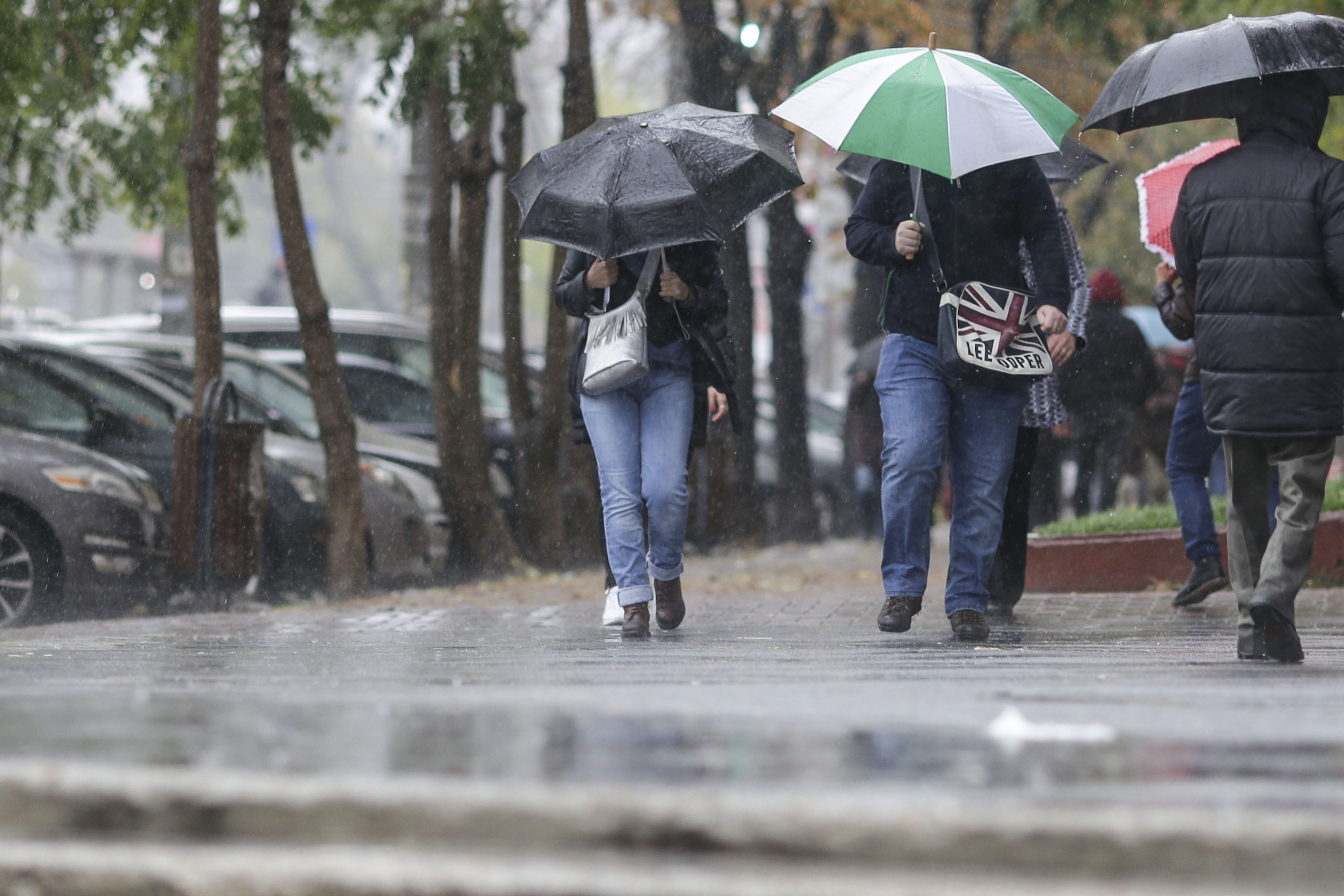 Avertizări meteorologice pentru weekend: Cod portocaliu de ploi și ninsori în anumite zone