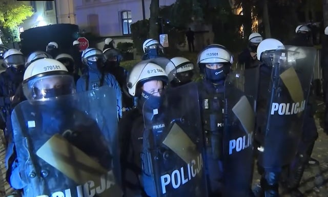 Criză politică majoră în Polonia: Poliția a fost masată în fața Curții Constituționale