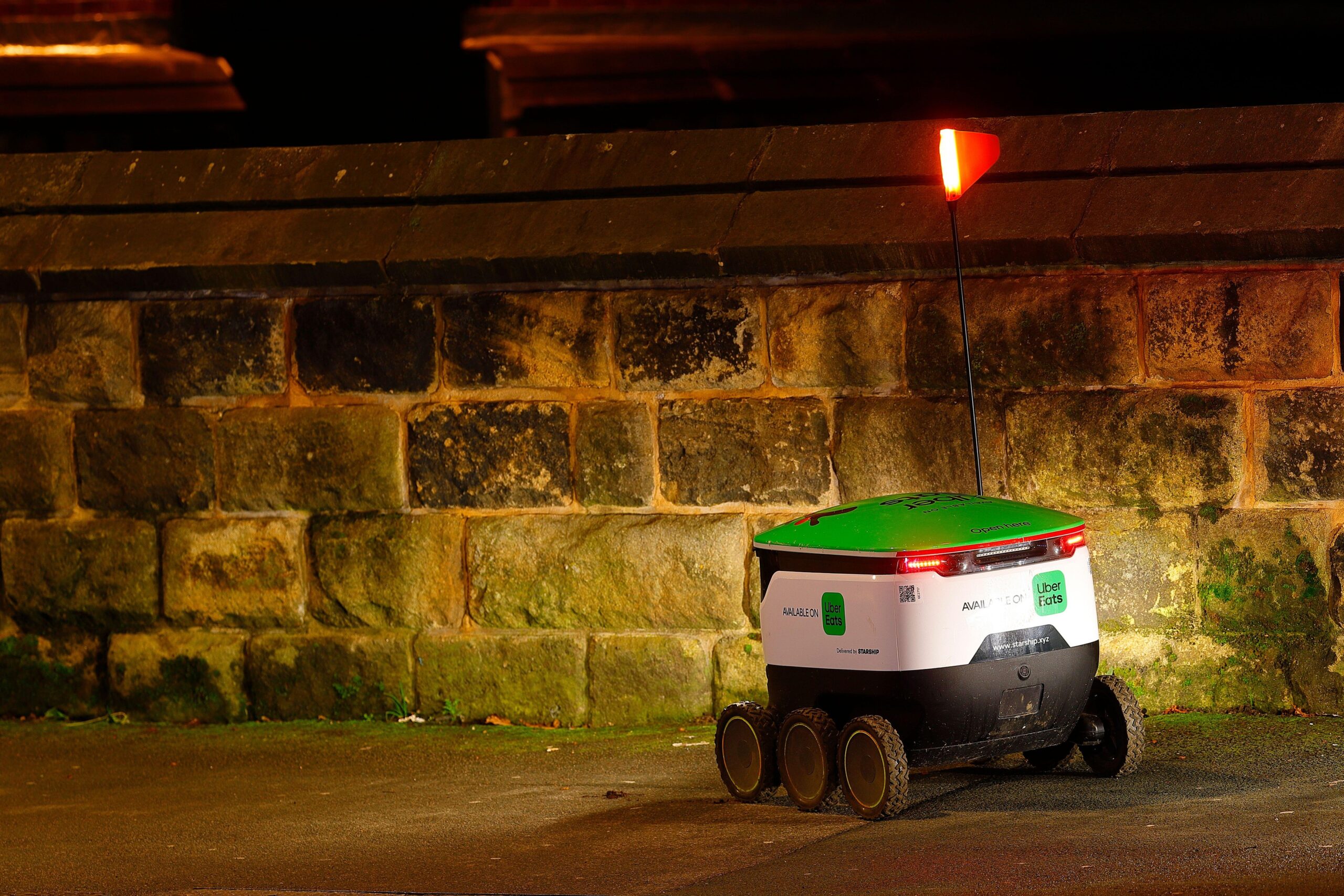 Fostă profesoară arestată în Philadelphia după ce a blocat un robot de livrare cu mâncare