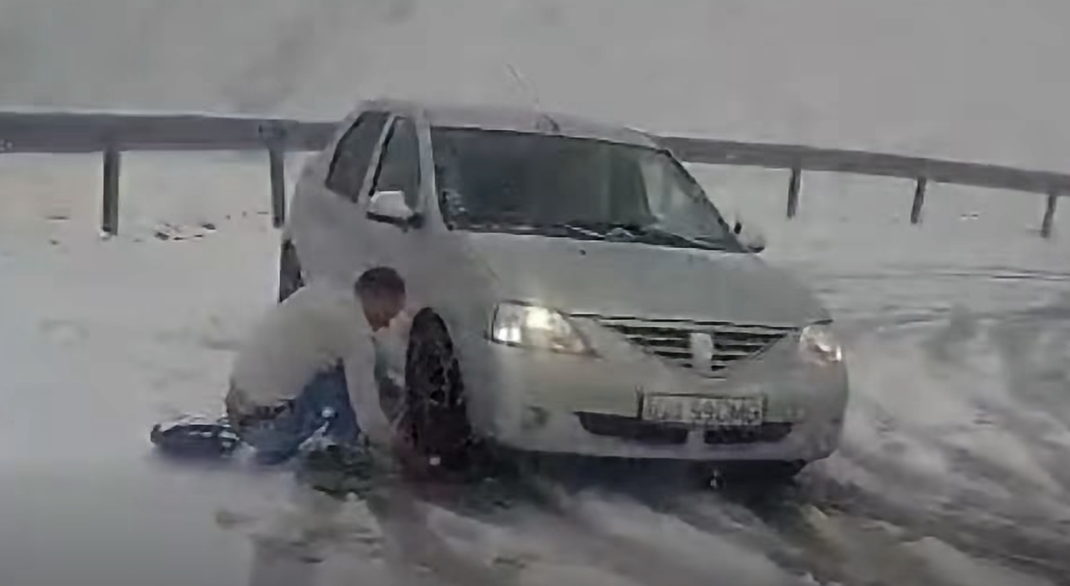 Circulația pe Transalpina se oprește sâmbătă pe sectorul Rânca – Obârșia Lotrului din cauza ninsorilor