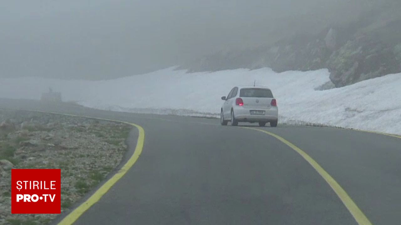 Drumul Transalpina va fi închis sâmbătă din cauza ninsorilor, între Rânca și Obârșia Lotrului