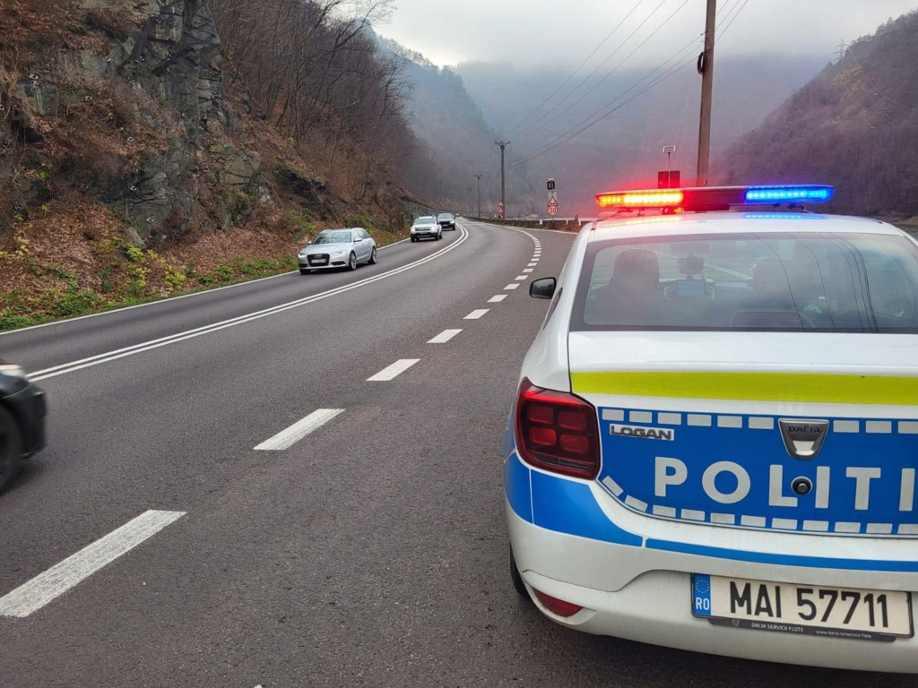 Șofer drogat cu ketamină, oprit pe un drum județean din Mureș. A avut nevoie de ajutor pentru a coborî din mașină