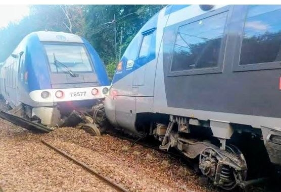 Accident feroviar în Franța: Un tren regional a deraiat în Normandia, zeci de persoane au fost rănite