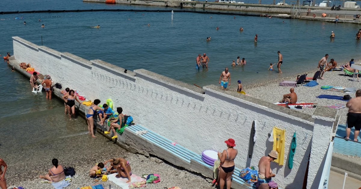 Plaja din Italia care separă femeile de bărbați printr-un zid de 74 de metri