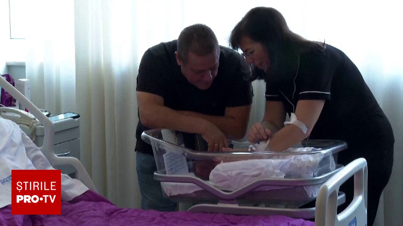 O familie din Grecia a sărbătorit nașterea unei fetițe, după un an de la pierderea fiului lor