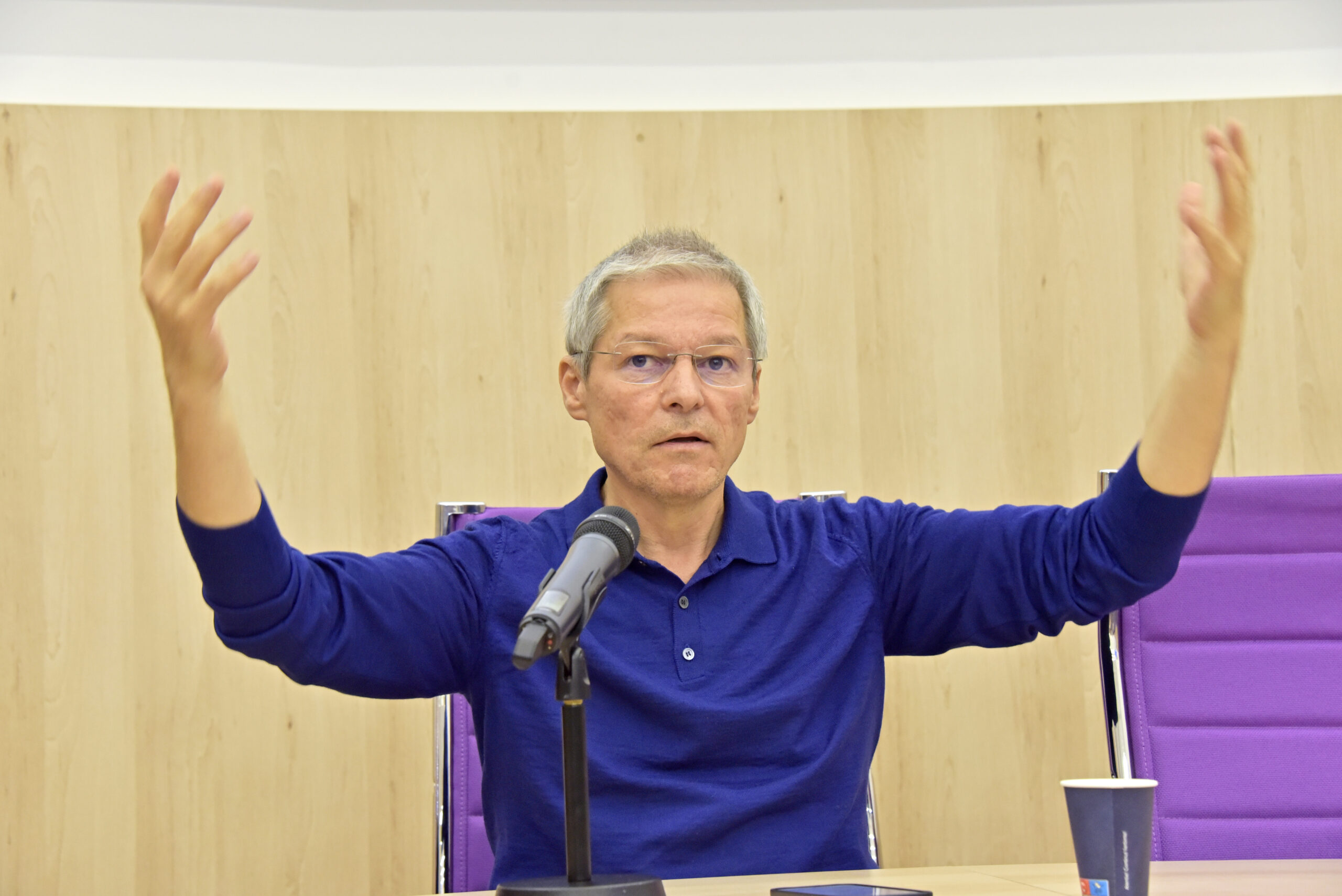 Dacian Cioloș a raportat o tentativă de înșelăciune prin social media în timpul campaniei sale internaționale