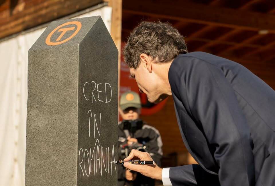Nicușor Dan a dezvelit o bornă cu mesajul „Cred în România” în cadrul evenimentului Via Transilvanica