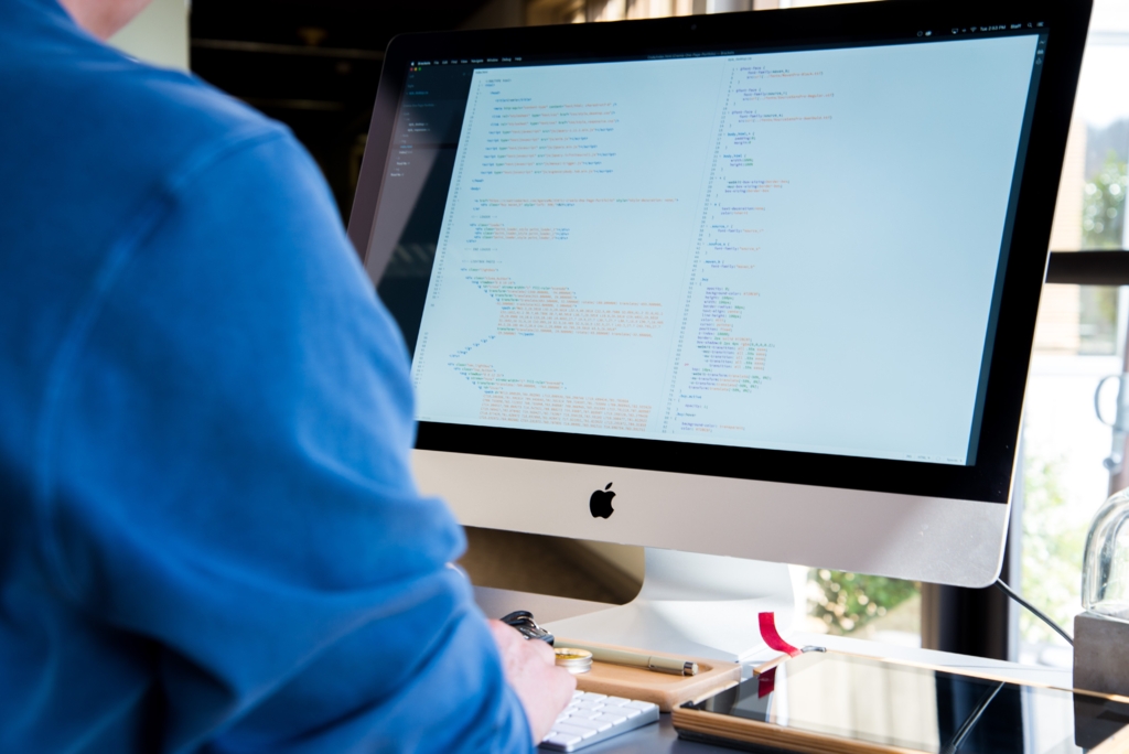 Profilul românilor păcăliți de escroci online: vârsta și nivelul de studii sunt factori cheie