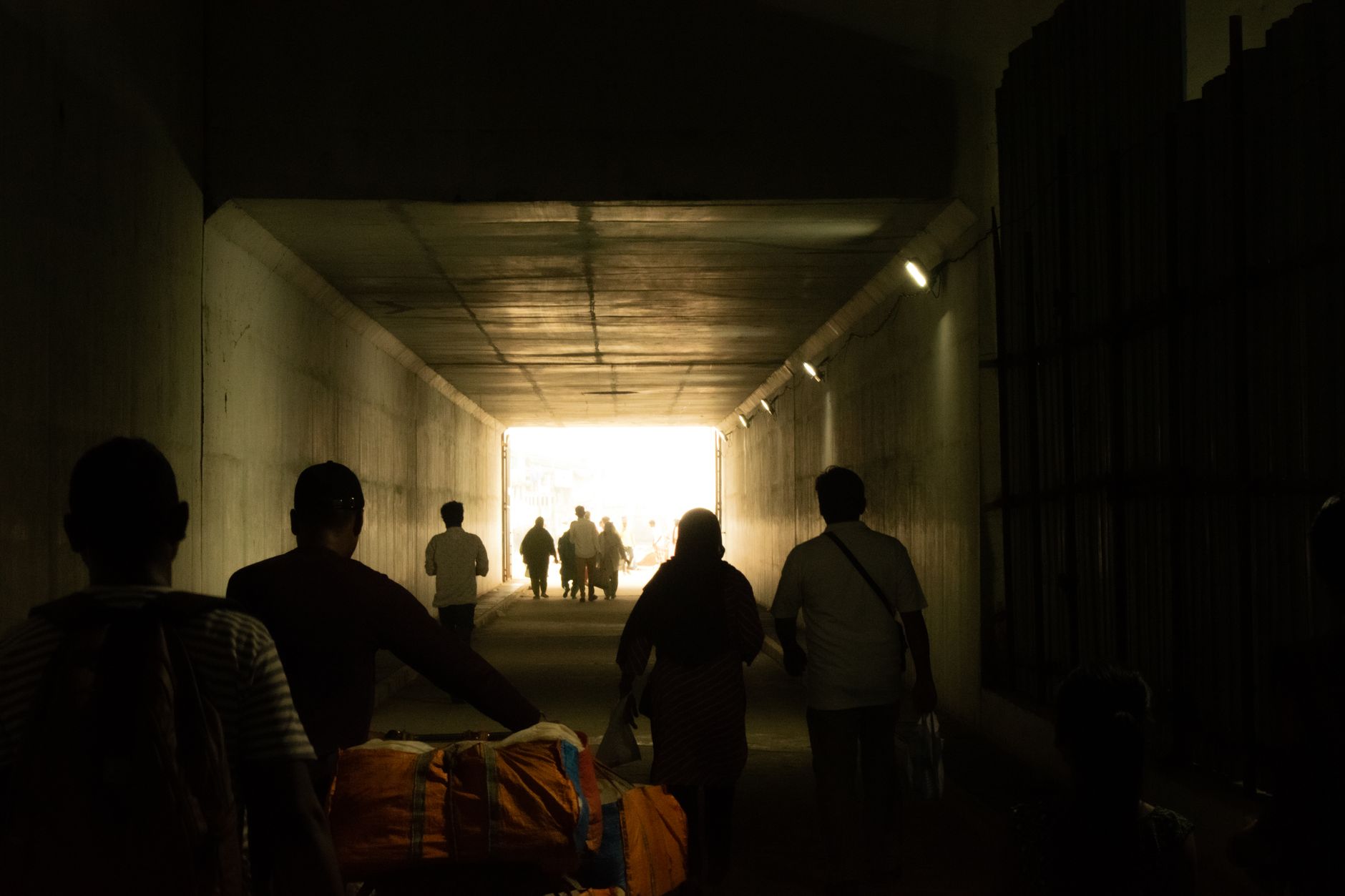 Haos în Ceuta: mii de migranți au fost mutați de pe plaje, dar noul centru de cazare este deja plin