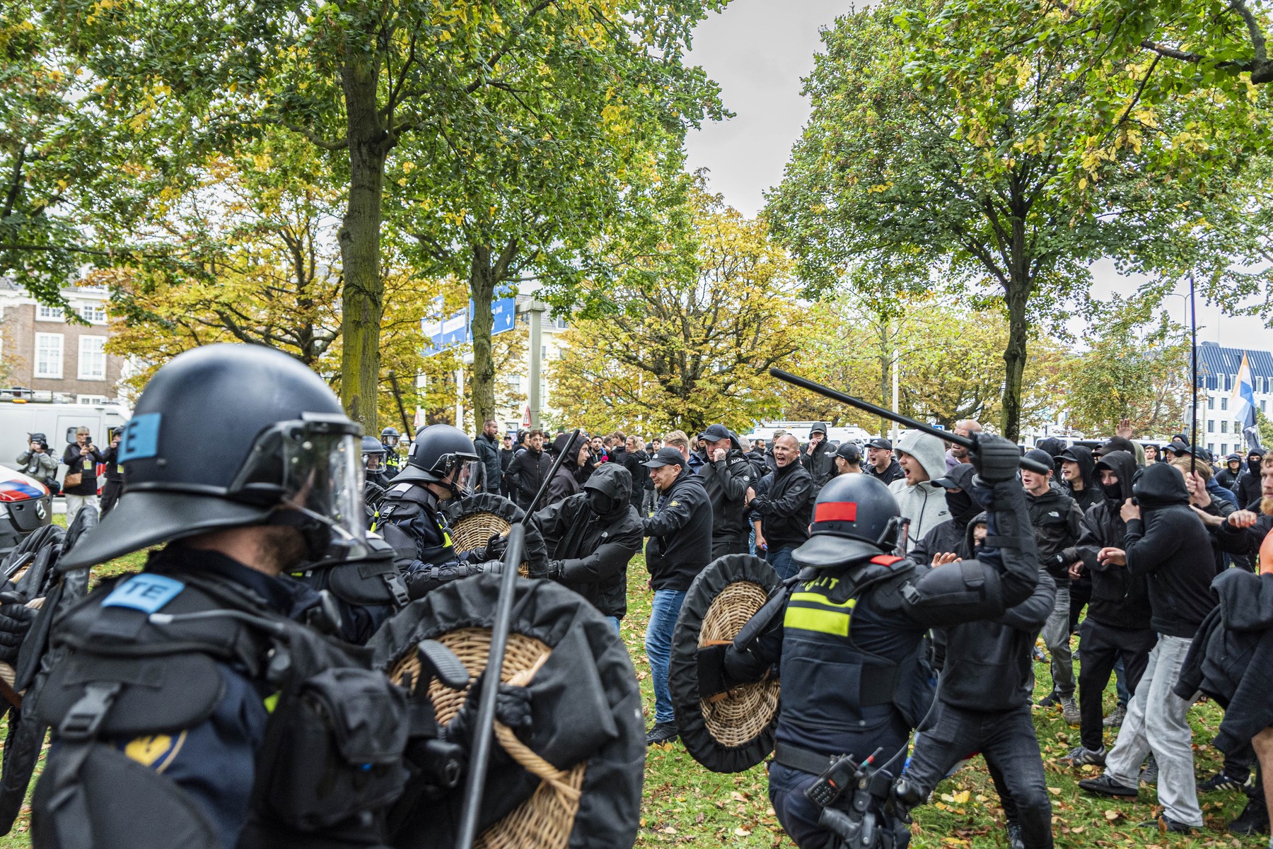 Violențe la Haga: Manifestație a extremei drepte marcată de saluturi naziste și atacuri asupra poliției