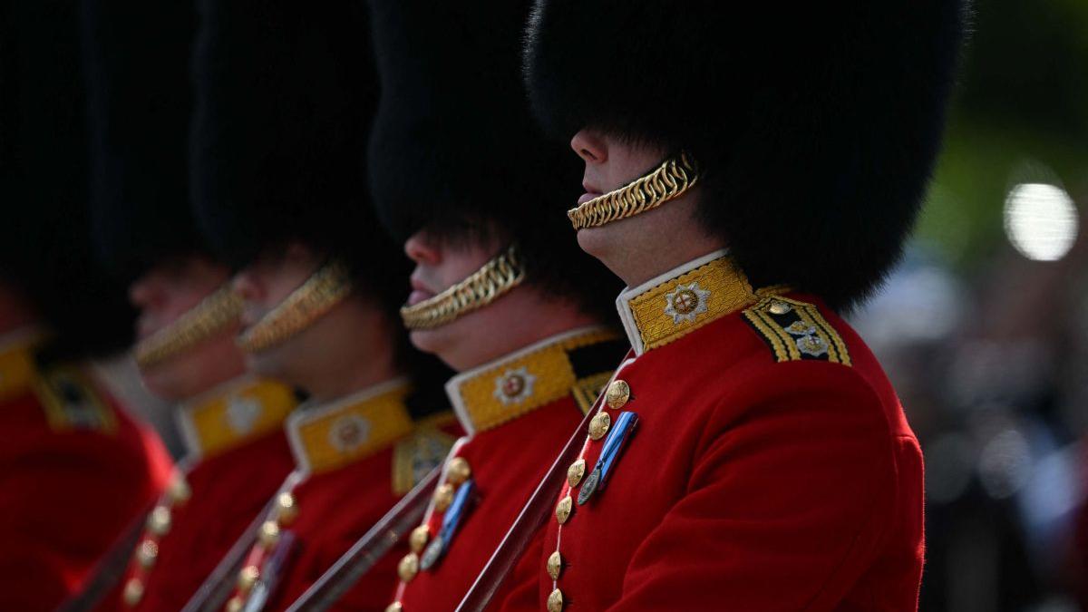 Tradiția de peste 200 de ani a căciulilor din blană de urs ale Gărzii Regale Britanice este pusă în pericol