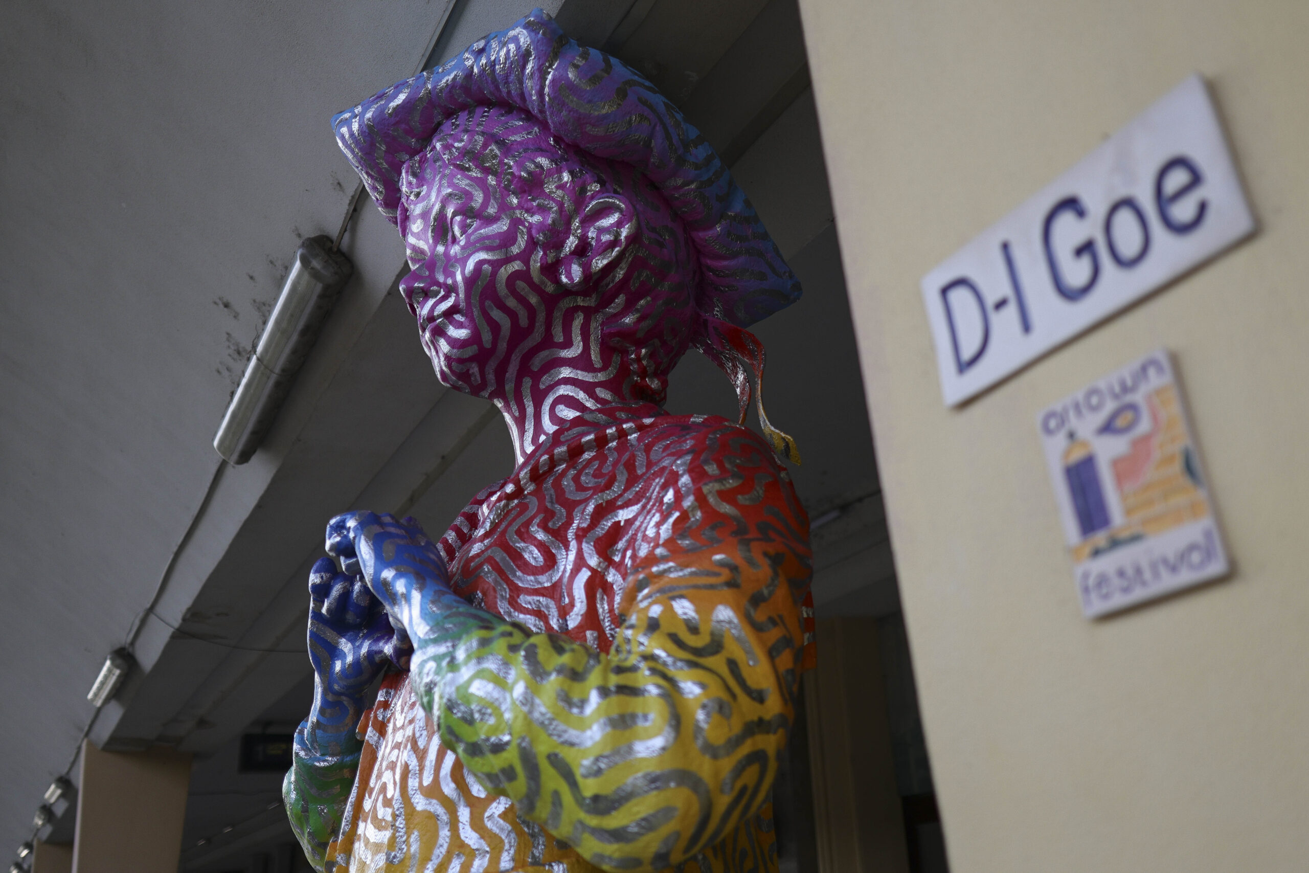 Statuia „Domnul Goe” din Ploiești, pictată în culorile curcubeului, a generat dispute politice