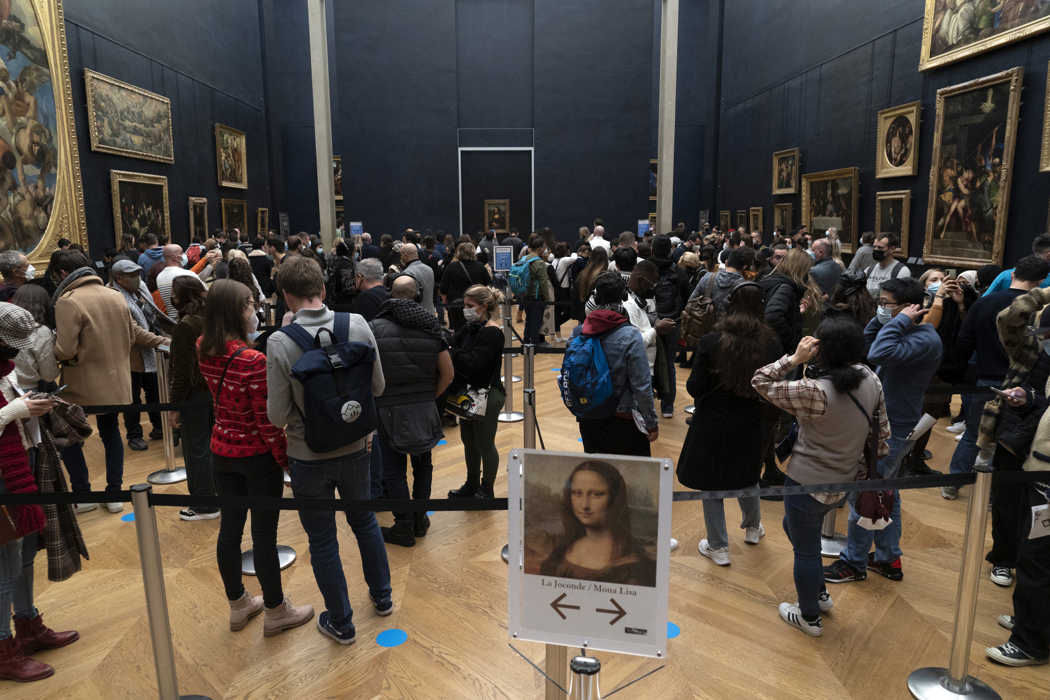 Doi germani reținuți la Luvru după ce au afișat tablouri în sala unde se află Mona Lisa