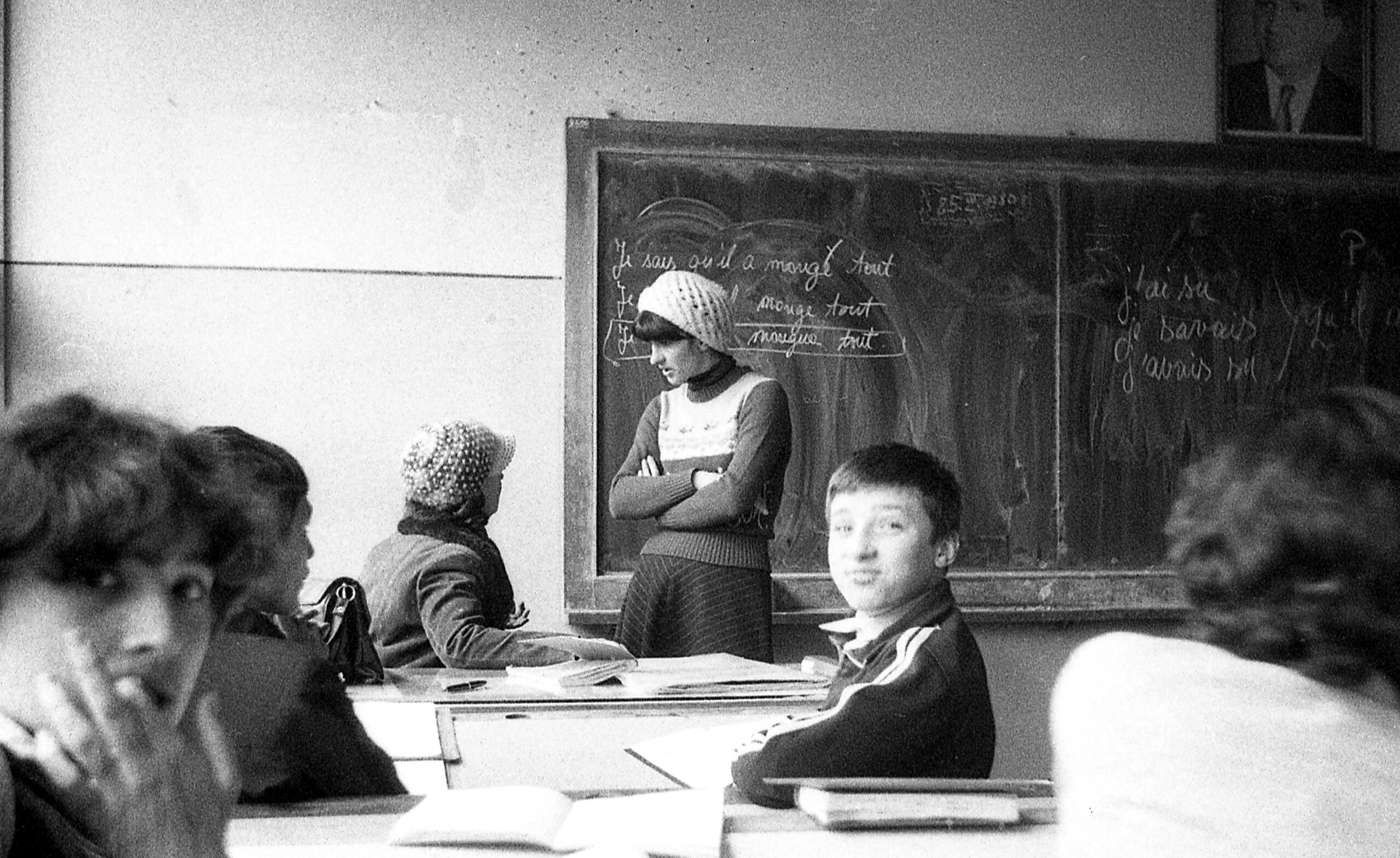 Cod vestimentar și reguli stricte la școli în Bucureștiul anilor '70: Cum arătau elevii în epoca comunistă