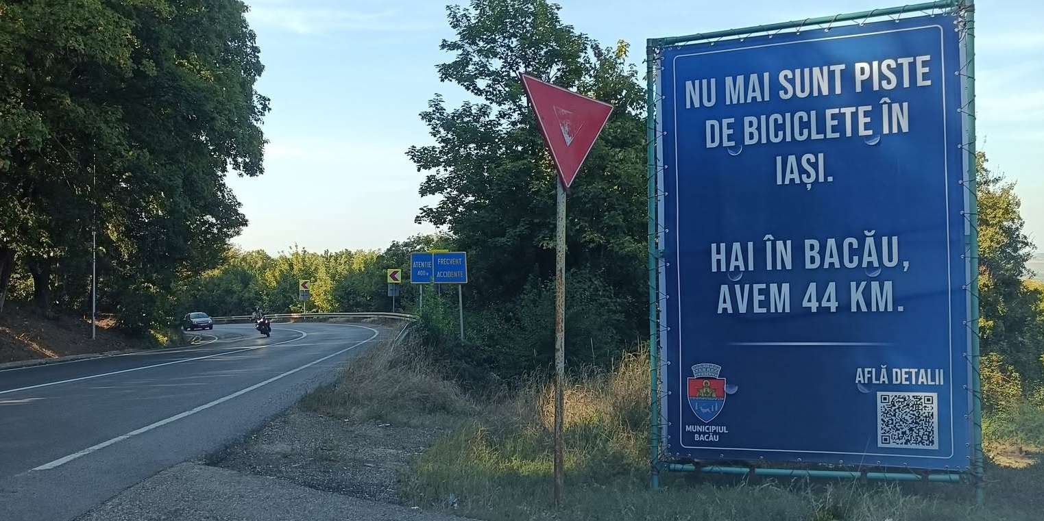 Bacăul își promovează infrastructura pentru biciclete în Iași printr-un banner provocator