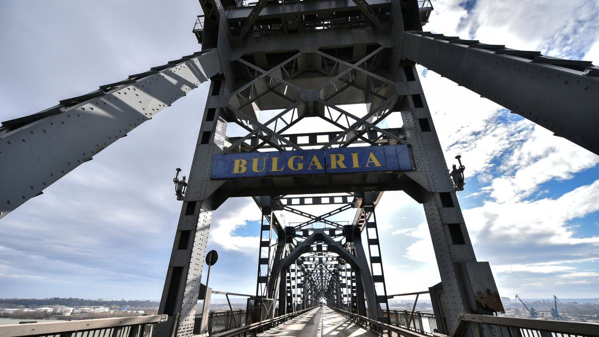 Trenul internațional „România” a rămas blocat pe podul feroviar Giurgiu-Ruse din cauza unei defecțiuni