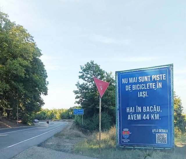 Bannere cu mesajul „Nu mai sunt piste de biciclete în Iași, hai în Bacău” au apărut la intrările în oraș