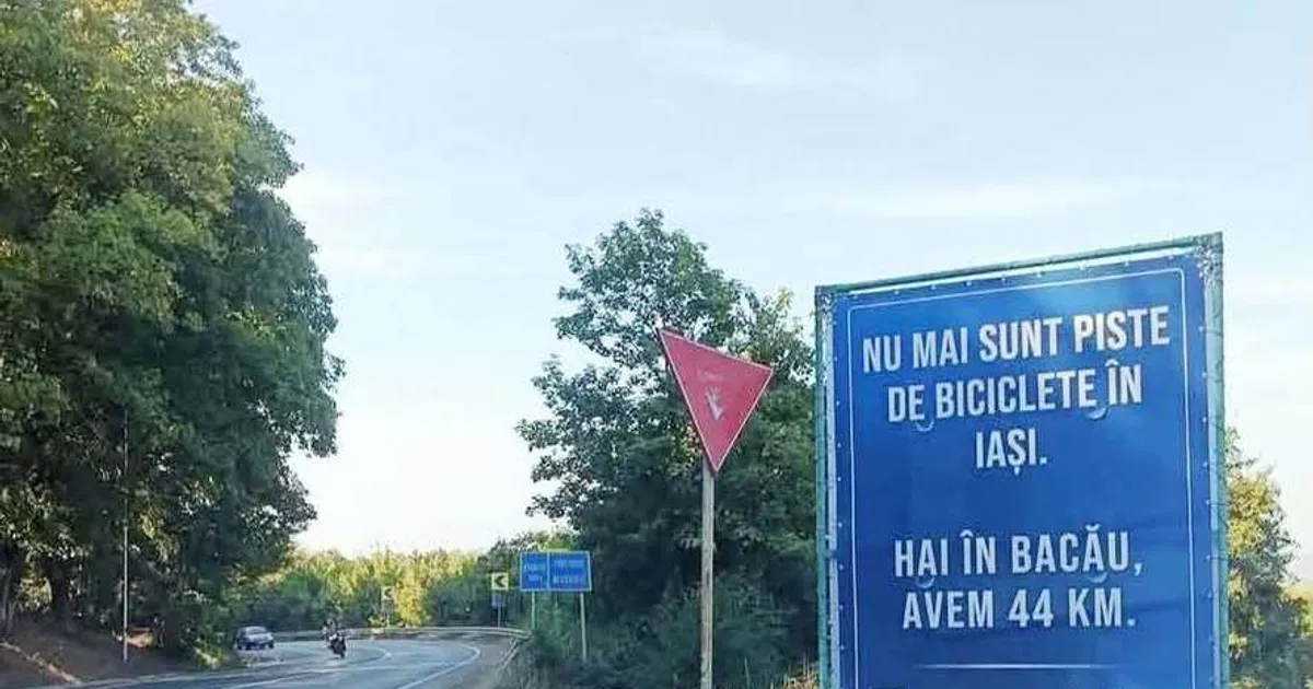 Bannere cu invitații la Bacău apar la Iași după desființarea pistelor de biciclete