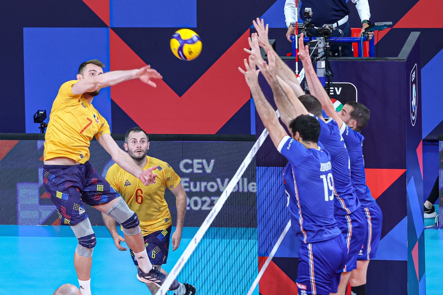 România va disputa sferturile de finală ale Campionatului European de volei împotriva Franței