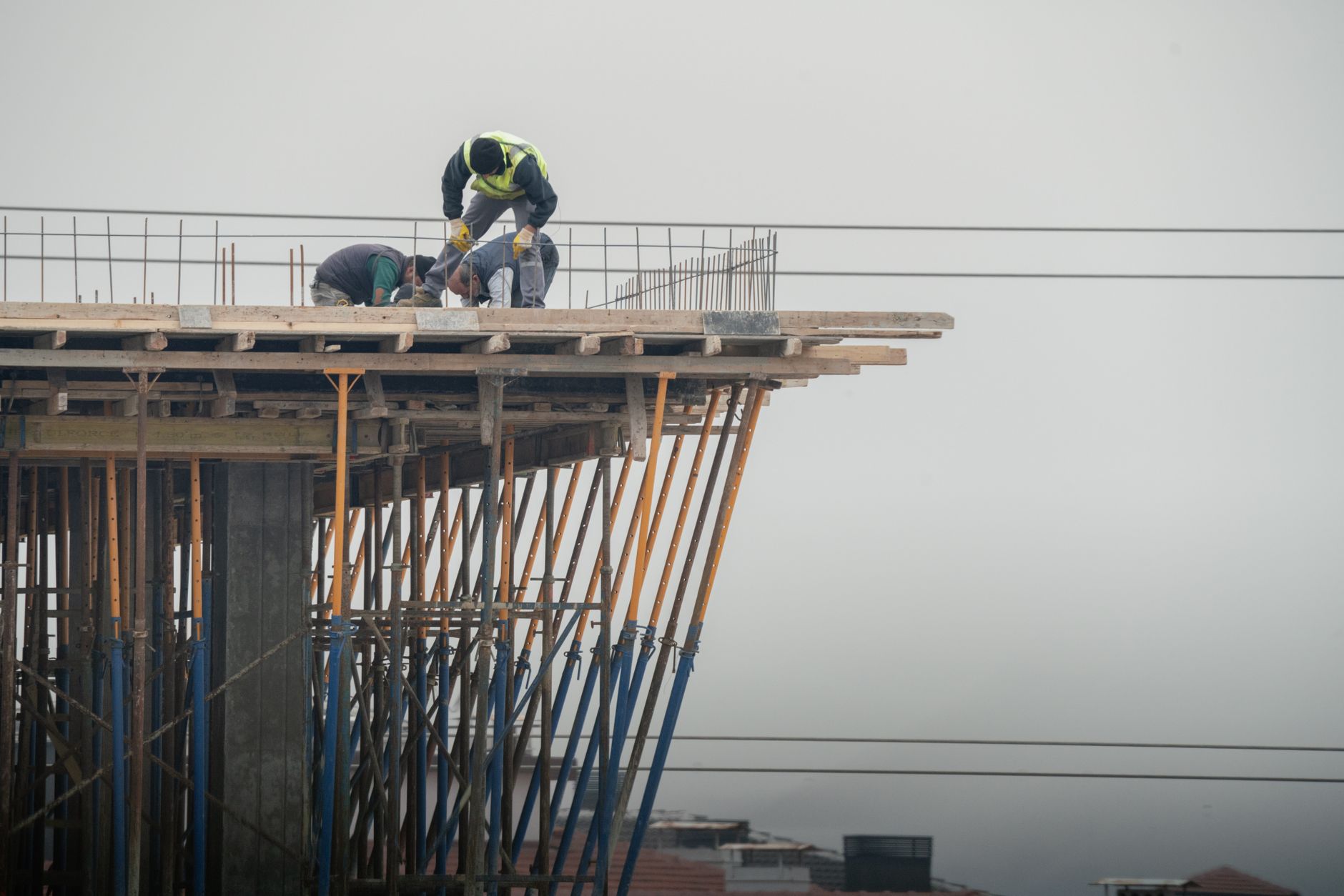 Lucrări intensive pe autostrada A1: au început montarea grinzilor la cel mai lung pasaj de pe traseul Margina – Holdea