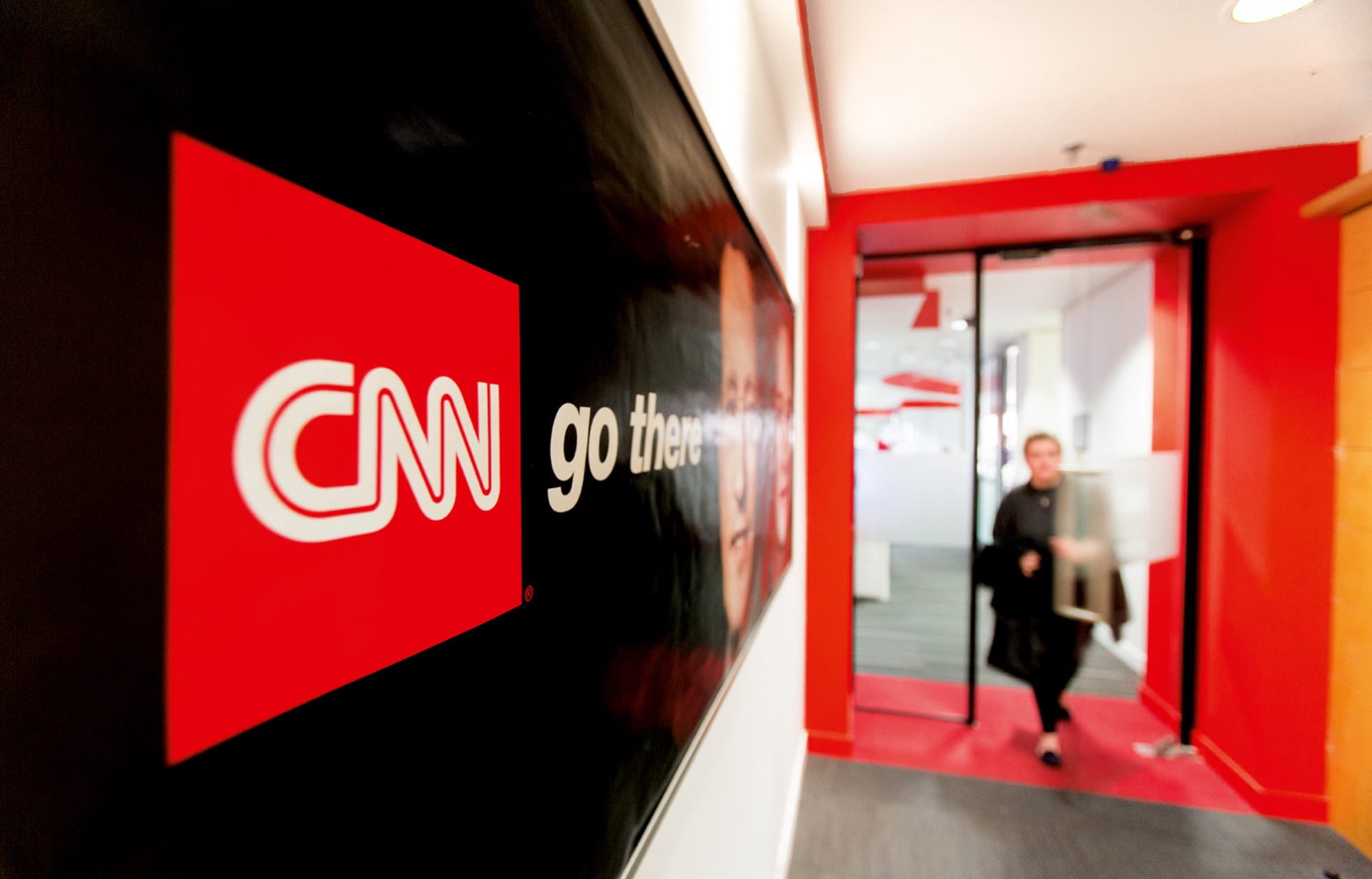 Mass-media americane CNN, MS NOW și Politico dau în judecată administrația lui Trump