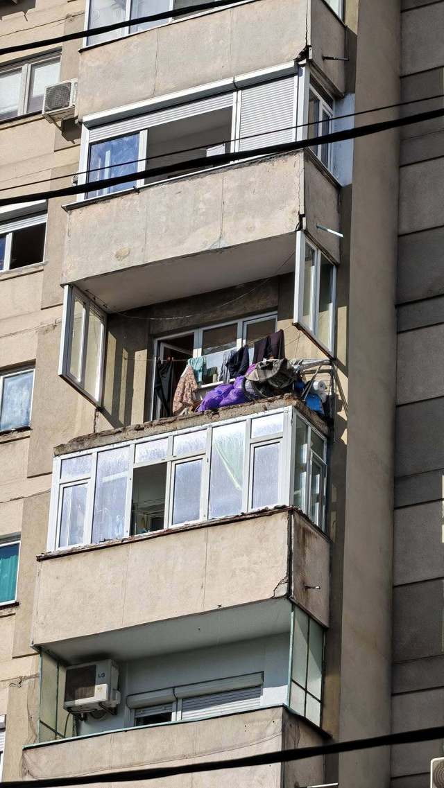 Balcon de la etajul șase s-a prăbușit peste o mașină în Sectorul 4, București